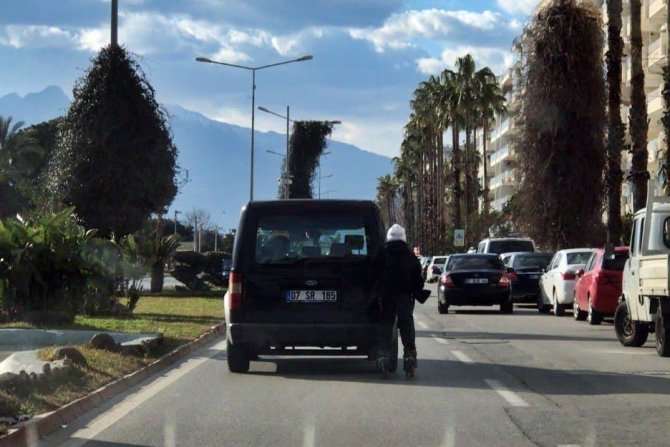 Araca Tutunan Patenli Arkadaşına Sarılarak Kazaya Davetiye Çıkardı