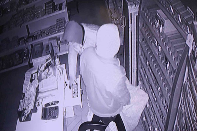 Levye Demiri İle Açtıkları Marketten Sigaraları Ve Paraları Torbalara Doldurarak Çaldılar
