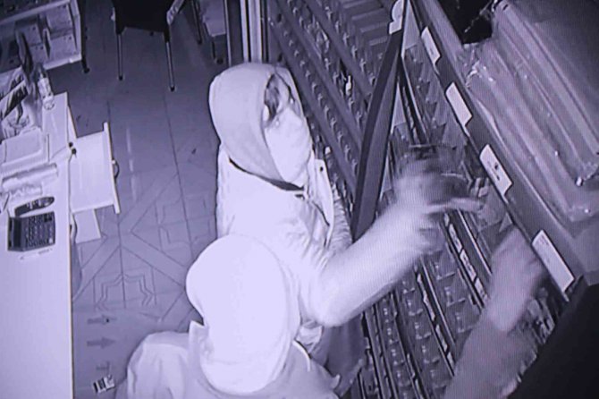 Levye Demiri İle Açtıkları Marketten Sigaraları Ve Paraları Torbalara Doldurarak Çaldılar