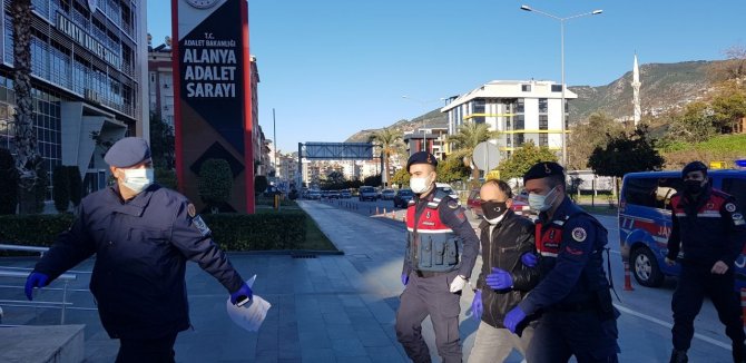Cezaevi Firarisi, Girdiği Eczanede Tesadüfen Kendini Arayan Jandarma İle Karşılaşınca Yakayı Ele Verdi