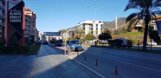 Cezaevi Firarisi, Girdiği Eczanede Tesadüfen Kendini Arayan Jandarma İle Karşılaşınca Yakayı Ele Verdi