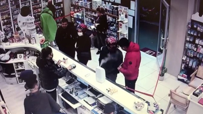 16 Suç Kayıtlı Cezaevi Firarisi Kasklı Girdiği Eczanede Jasat Personeline Denk Gelince Baltayı Taşa Vurdu