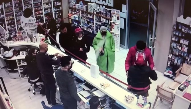 16 Suç Kayıtlı Cezaevi Firarisi Kasklı Girdiği Eczanede Jasat Personeline Denk Gelince Baltayı Taşa Vurdu