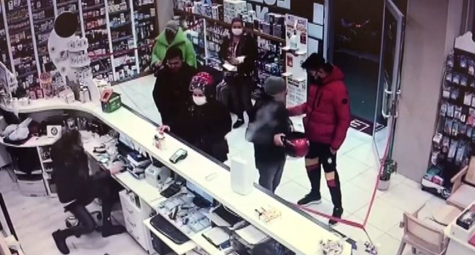 16 Suç Kayıtlı Cezaevi Firarisi Kasklı Girdiği Eczanede Jasat Personeline Denk Gelince Baltayı Taşa Vurdu