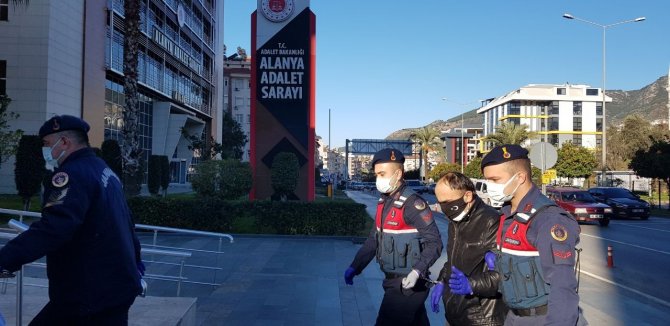 Cezaevi Firarisi, Girdiği Eczanede Tesadüfen Kendini Arayan Jandarma İle Karşılaşınca Yakayı Ele Verdi