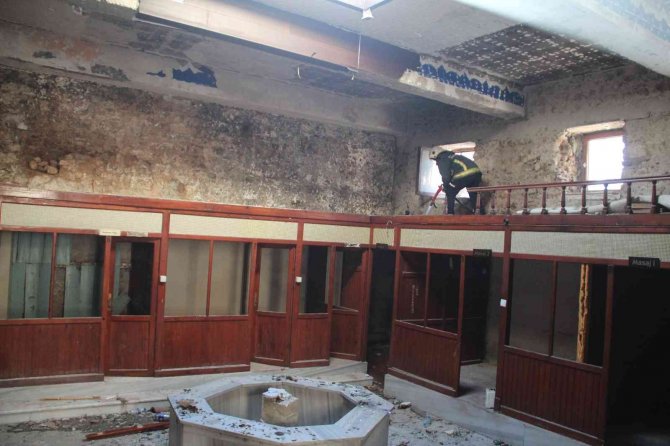 Kullanılmayan Tarihi Hamamdaki Yangın Korkuttu