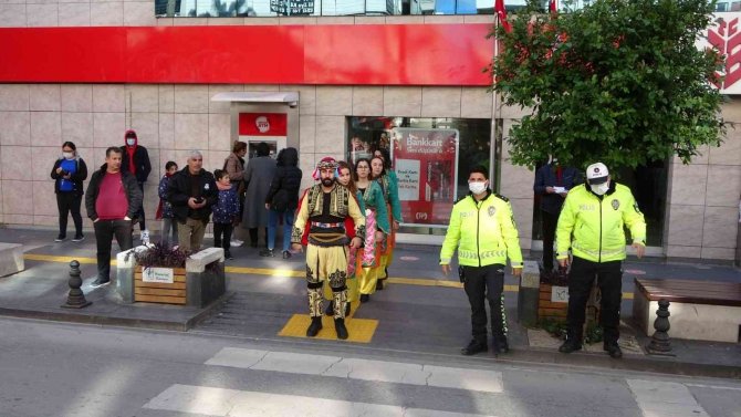 Yaya Önceliğine Dikkat Çekmek İçin, Yaya Geçidinde Folklor Oynadılar