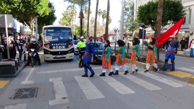 Yaya Önceliğine Dikkat Çekmek İçin, Yaya Geçidinde Folklor Oynadılar