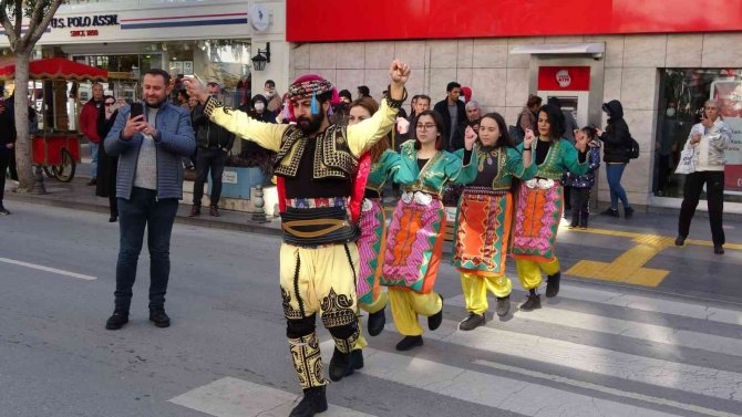 Yaya Önceliğine Dikkat Çekmek İçin, Yaya Geçidinde Folklor Oynadılar