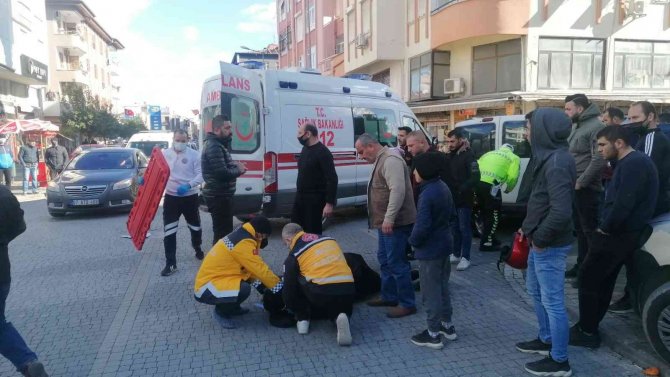 Kazada Yaralanarak Yerde Yatan Adama Vatandaşlardan ’Sıcak’ Dokunuş
