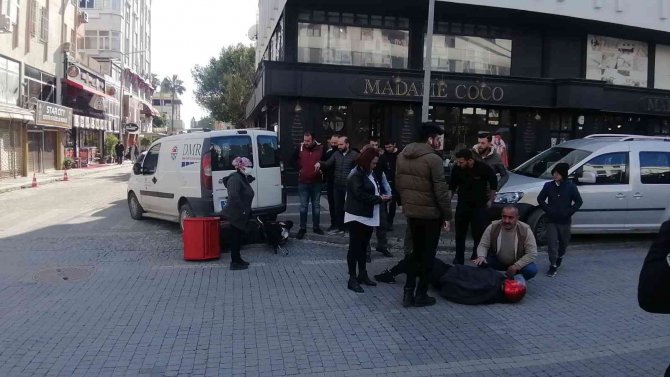 Kazada Yaralanarak Yerde Yatan Adama Vatandaşlardan ’Sıcak’ Dokunuş