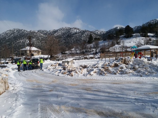 Antalya’da Buz Tutan Yollarda Tuzlama Çalışması