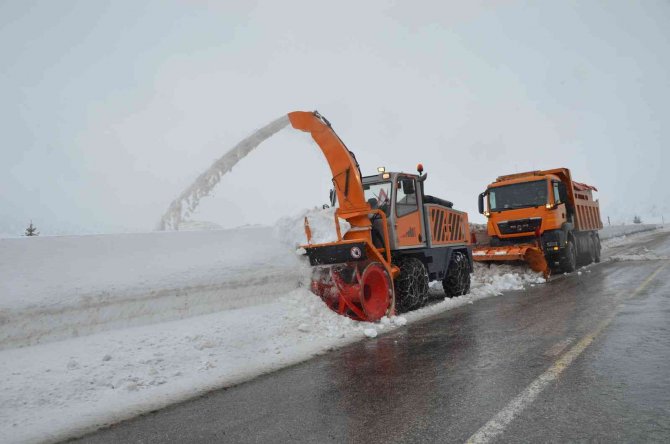 Antalya-konya Karayolunda Kar Kalınlığı 2 Metreye Yaklaştı