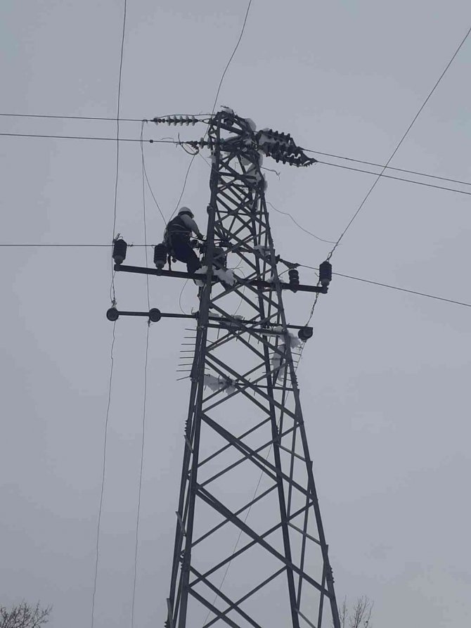 Artvin’de Elektrik Dağıtım Şirketi Çalışanlarının Yoğun Kar Mesaisi