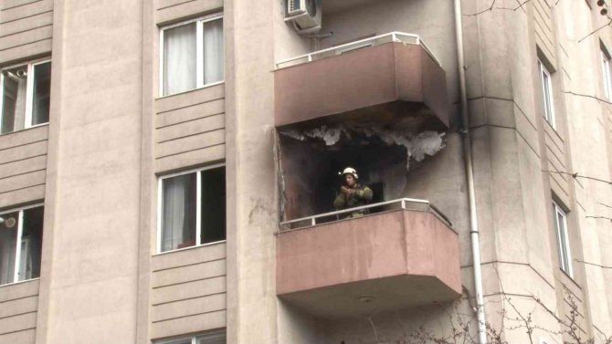 Ataşehir’de Yangında Hamile Kadın Yangın Merdiveninde Kaldı