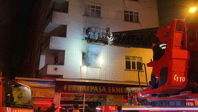 Ataşehir’de Yanan Daireyi Arkalarına Alıp Selfie Çekildiler