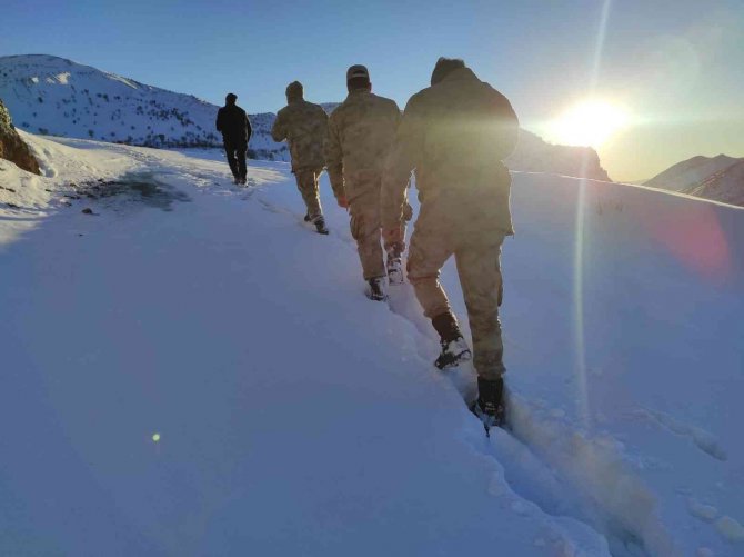 Asker Ve Köy Koruyucuları 3 Gündür Seferber Olduğu Keçileri Bulup Sahibine Teslim Etti