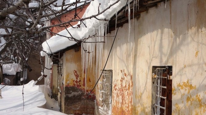 Bitlis’te Tek Katlı Evler Ve Yön Levhaları Kardan Kayboldu