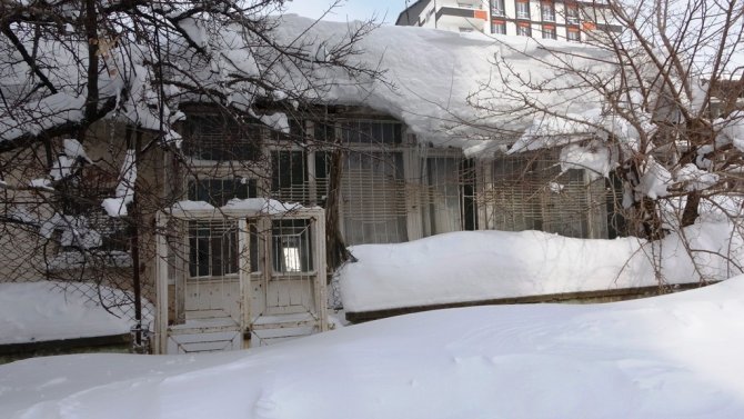 Bitlis’te Tek Katlı Evler Ve Yön Levhaları Kardan Kayboldu