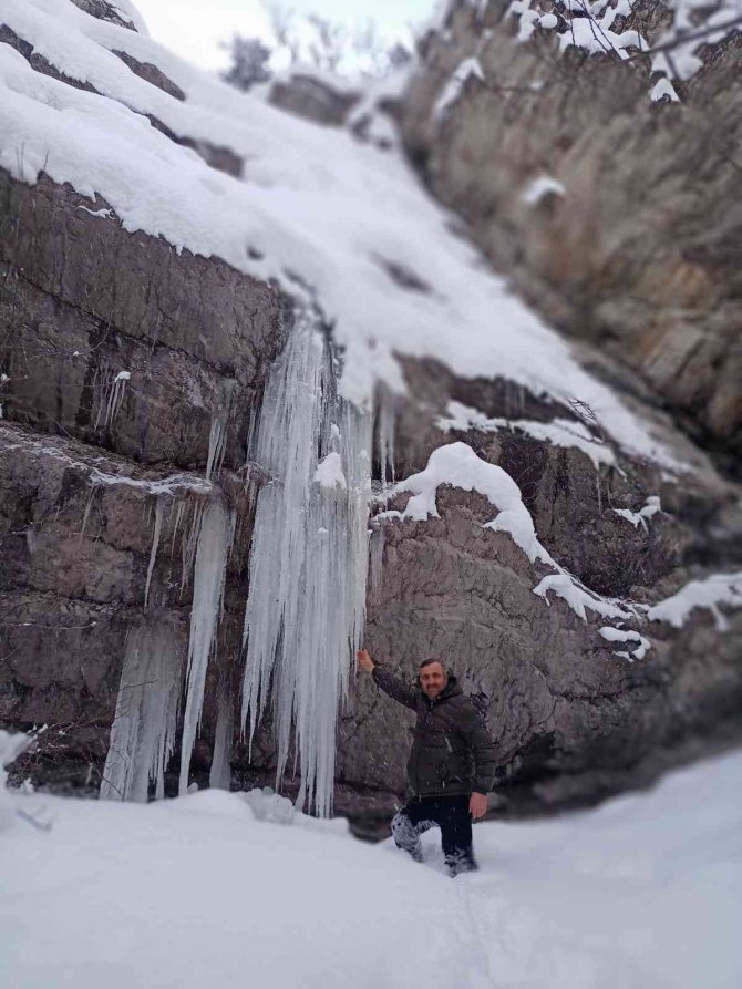 Bolu’da, Şelaleler Buz Tuttu
