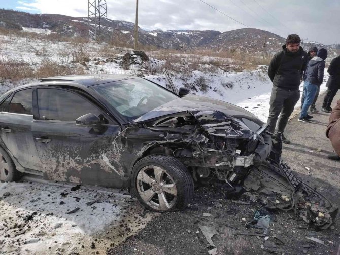 İ̇ki Otomobil Çarpıştı: 1 Ölü, 5 Yaralı