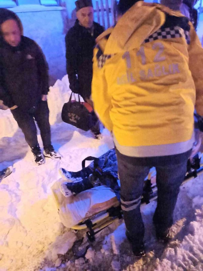 Kayarak Düşün Hastanın Yardımına Paletli Ambulans Yetişti