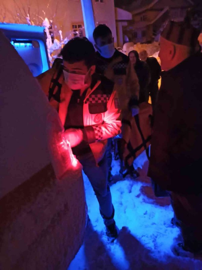 Kayarak Düşün Hastanın Yardımına Paletli Ambulans Yetişti