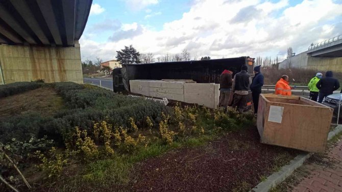 Vinç Yüklü Kamyon Yola Devrildi: 1 Yaralı