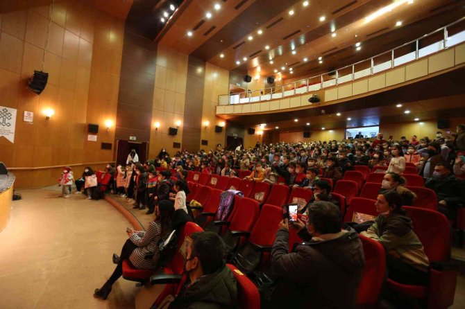 Efeler’de Tiyatro Oyunu Çocuklarla Buluştu