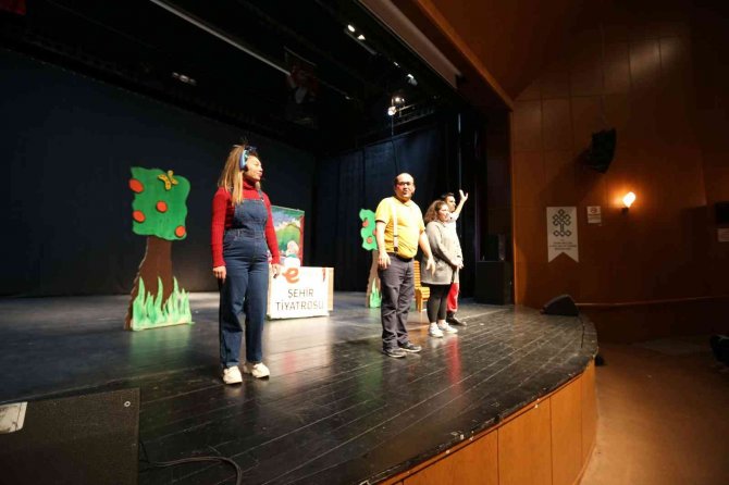 Efeler’de Tiyatro Oyunu Çocuklarla Buluştu