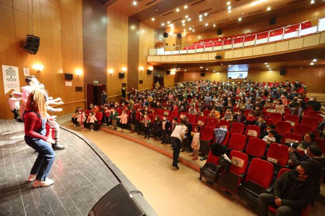Efeler’de Tiyatro Oyunu Çocuklarla Buluştu