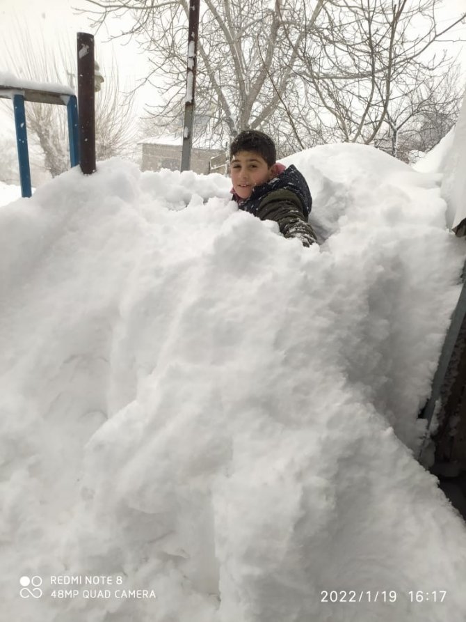 Elazığ’da Kar Kalınlığı İnsan Boyuna Yaklaştı