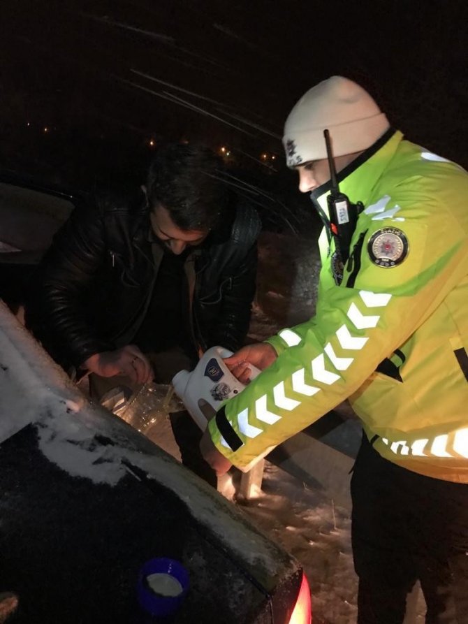Elazığ’da Yolda Kalan Vatandaşların Yardımına Trafik Polisleri Koştu