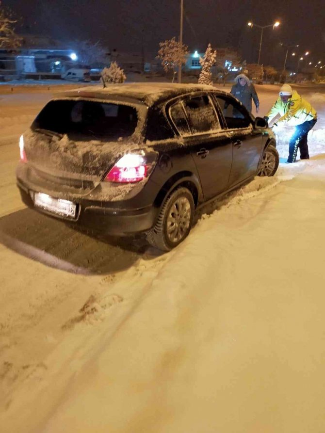 Elazığ’da Yolda Kalan Vatandaşların Yardımına Trafik Polisleri Koştu