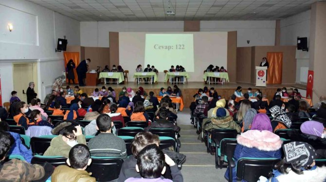 Erzincan’da İ̇mam Hatip Ortaokulları Arasında Bilgi Yarışması Düzenlendi