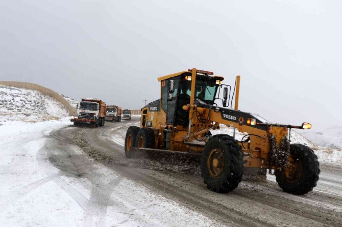 Erzincan’da Kar Ve Tipiden 339 Köy Yolu Ulaşıma Kapandı