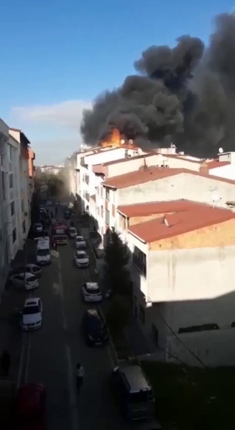 Esenyurt’ta Çatı Katı Alev Alev Yandı
