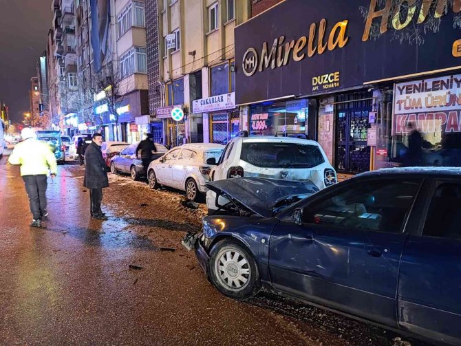 Alkollü Sürücü 5 Araca Çarparak Durabildi: 2 Yaralı