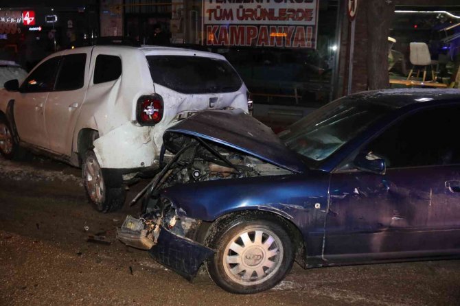 Alkollü Sürücü 5 Araca Çarparak Durabildi: 2 Yaralı