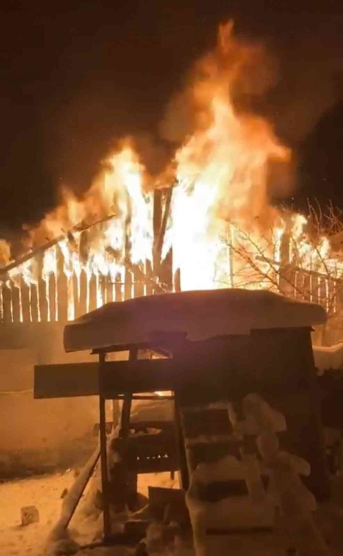 Evi Alev Alev Yanan Vatandaşı "Yat Kalk Dua Et, Uykudayken Yakalanmadın" Diyerek Teselli Ettiler