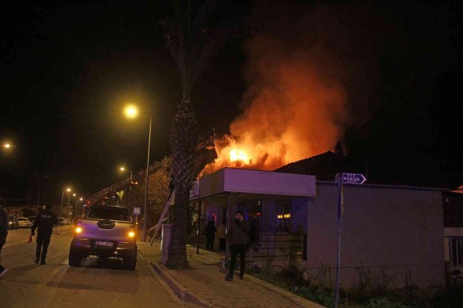 Fethiye’de 2 Katlı Evin Çatısı Alev Alev Yandı