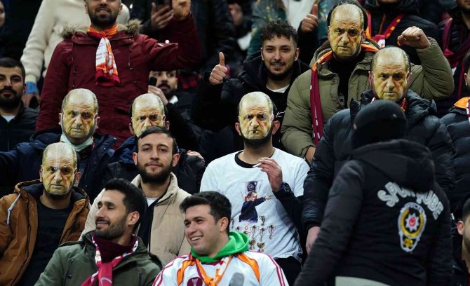 Galatasaray Taraftarından Yönetim Ve Futbolculara Protesto