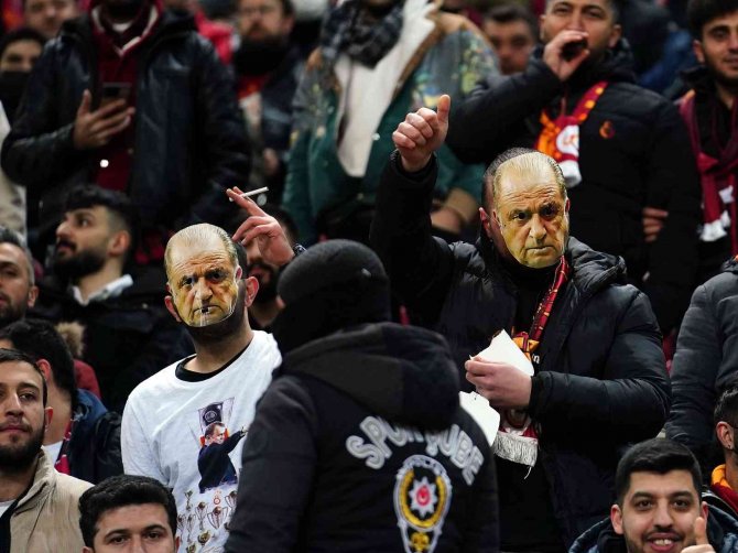 Galatasaray Taraftarından Yönetim Ve Futbolculara Protesto