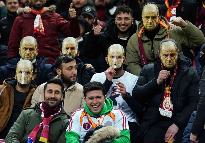 Galatasaray Taraftarından Yönetim Ve Futbolculara Protesto