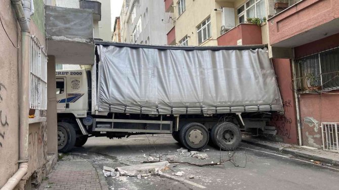 Gaziosmanpaşa’da Geri Geri Kayan Kamyonet Binaya Çarptı