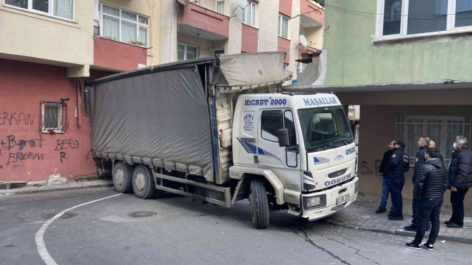 Gaziosmanpaşa’da Geri Geri Kayan Kamyonet Binaya Çarptı