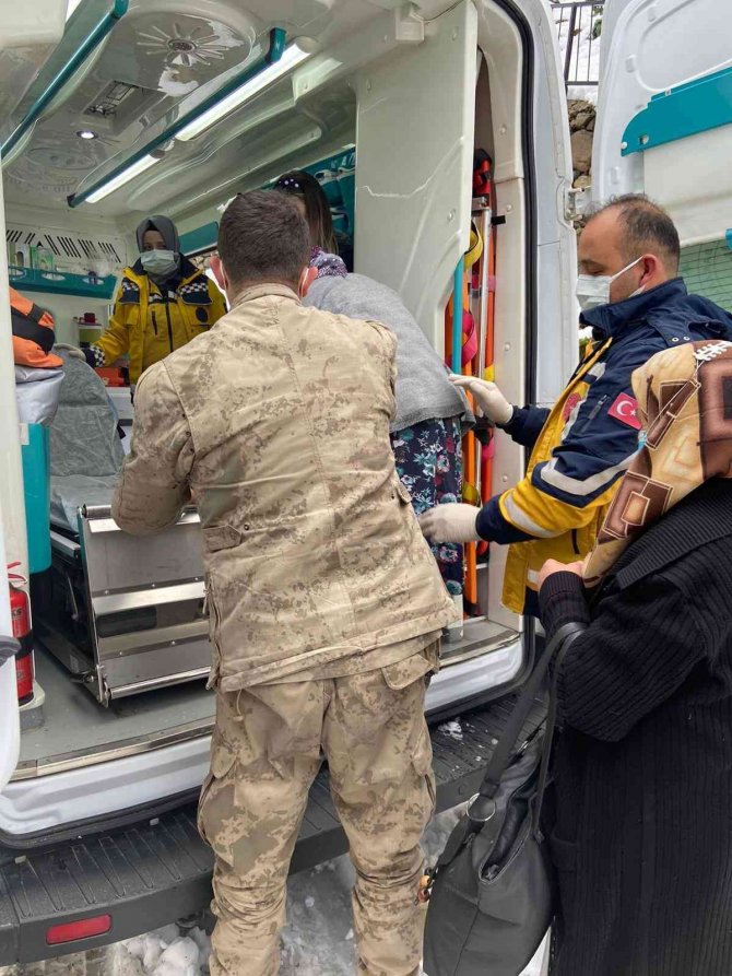 Jandarma Yaşlı Kadın İçin Seferber Oldu