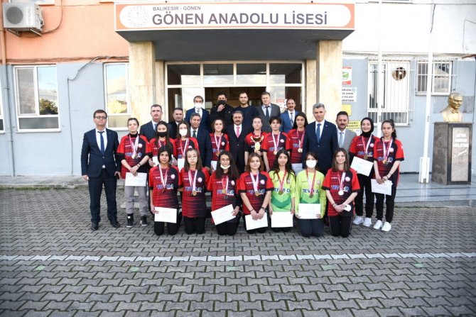 Gönen Kız Futbol Takımı Yarı Finallere Gidiyor