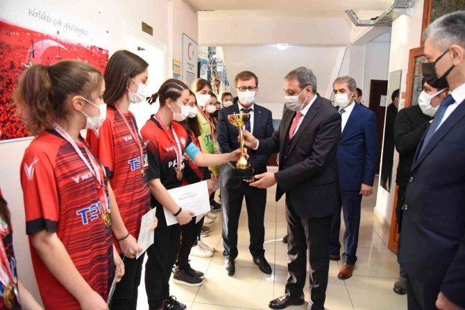 Gönen Kız Futbol Takımı Yarı Finallere Gidiyor