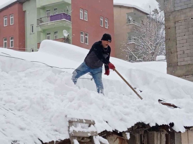 Hakkari Kara Gömüldü